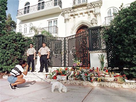 assassionio di gianni versace cast|fashion designer killed in miami.